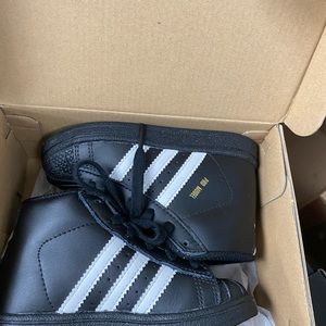 Black and white shell toed adidas 7c kids